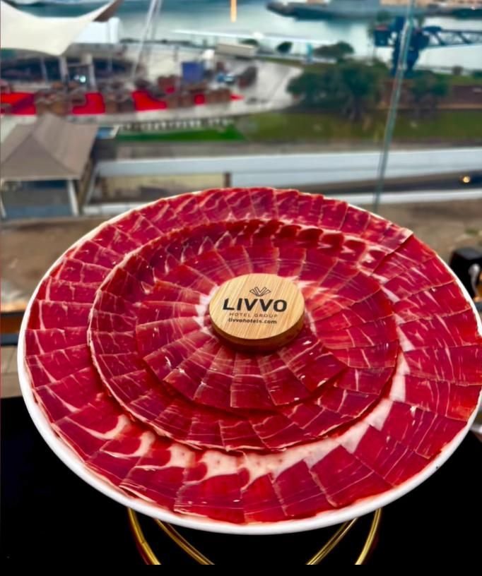 Corte de jamón en directo durante un evento