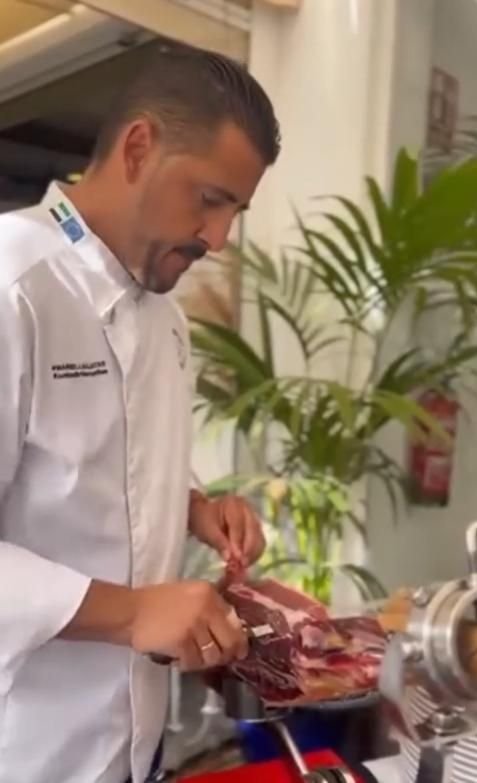 La pieza de jamón abierta ante los invitados
