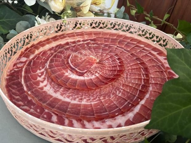 Plato de jamón ibérico cortado a cuchillo en lonchas finas